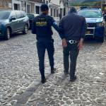 Un ajustador de seguros fue capturado por agentes de la PNC en Sacatepéquez cuando atendía un accidente de tránsito, tras establecerse que contaba con una orden de captura por extorsión. Foto: PNC