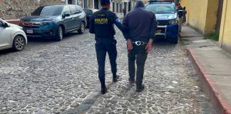 Un ajustador de seguros fue capturado por agentes de la PNC en Sacatepéquez cuando atendía un accidente de tránsito, tras establecerse que contaba con una orden de captura por extorsión. Foto: PNC