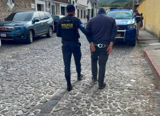 Un ajustador de seguros fue capturado por agentes de la PNC en Sacatepéquez cuando atendía un accidente de tránsito, tras establecerse que contaba con una orden de captura por extorsión. Foto: PNC