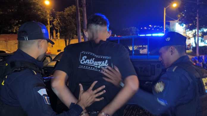 Presunto sicario capturado en zona 18. Foto: PNC.