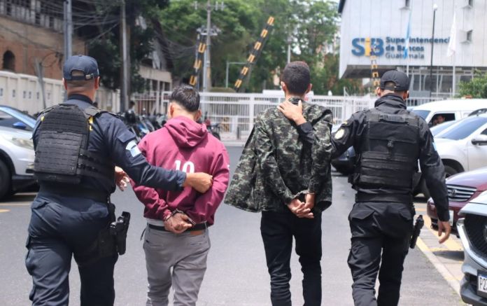 capturados zona 14 pnc Los elementos policiales los ubicaron luego de intentar asaltar a una persona que se movilizaba en su motocicleta. Foto La Hora: PNC