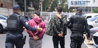 Los elementos policiales los ubicaron luego de intentar asaltar a una persona que se movilizaba en su motocicleta. Foto La Hora: PNC