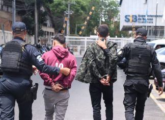 Los elementos policiales los ubicaron luego de intentar asaltar a una persona que se movilizaba en su motocicleta. Foto La Hora: PNC