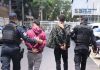 PNC captura en zona 14 a dos presuntos motoladrones armados con réplica de pistola Los elementos policiales los ubicaron luego de intentar asaltar a una persona que se movilizaba en su motocicleta. Foto La Hora: PNC