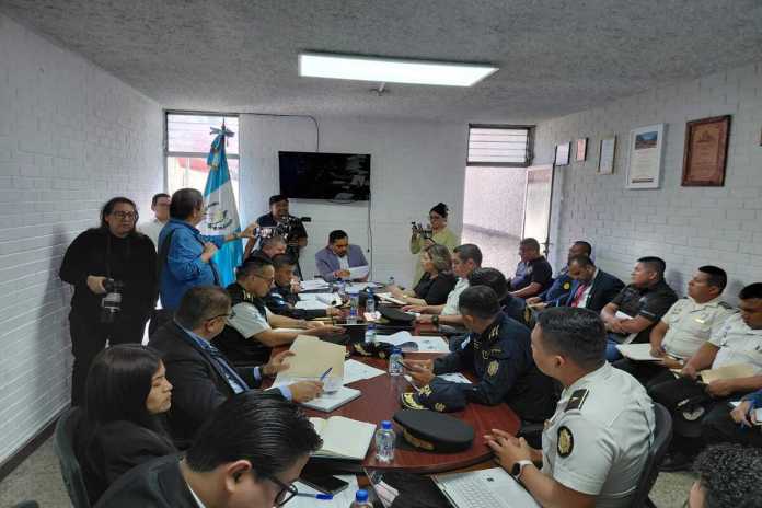 carcelmasaguagober Delegados del Ministerio de Gobernación y Policía Nacional Civil acudieron a una citación del diputado José Chic por temas de la cárcel en Masagua, Escuintla, y otras compras. Foto: La Hora