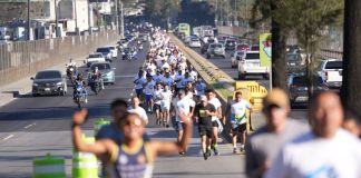Deportistas participan en la actividad de la PNC para promover el deporte y no el consumo de drogas. Foto: PNC