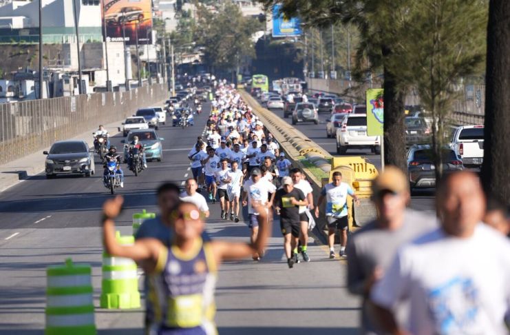 Deporte y prevención: festival atlético reúne a cientos de personas bajo el lema “Yo vivo sin drogas, tú decides” Deportistas participan en la actividad de la PNC para promover el deporte y no el consumo de drogas. Foto: PNC