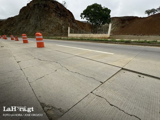 Rajaduras, hundimientos y desprendimiento de concreto son algunos de los da&ntilde;os que presenta el carril cercano al socav&oacute;n en el kil&oacute;metro 38 de la ruta al Atl&aacute;ntico. Foto: La Hora/Jos&eacute; Orozco.