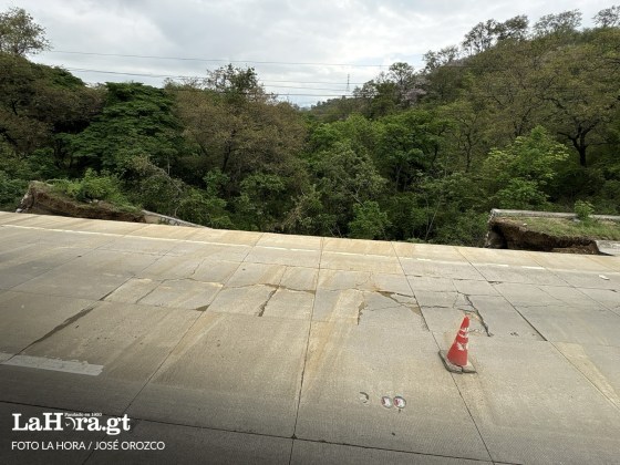 Rajaduras, hundimientos y desprendimiento de concreto son algunos de los da&ntilde;os que presenta el carril cercano al socav&oacute;n en el kil&oacute;metro 38 de la ruta al Atl&aacute;ntico. Foto: La Hora/Jos&eacute; Orozco.