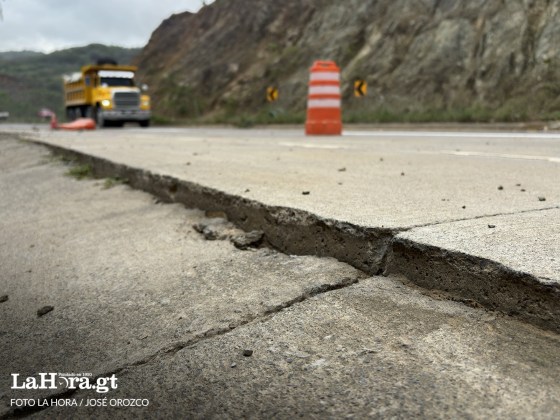 Rajaduras, hundimientos y desprendimiento de concreto son algunos de los da&ntilde;os que presenta el carril cercano al socav&oacute;n en el kil&oacute;metro 38 de la ruta al Atl&aacute;ntico. Foto: La Hora/Jos&eacute; Orozco.