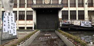 Encapuchados vandalizan fachada de la Corte de Constitucionalidad tras jornada de manifestación El acceso y la fachada de la Corte de Constitucionalidad quedó sucia luego de la manifestación protagonizada por un grupo de encapuchados. Foto La Hora: José Orozco