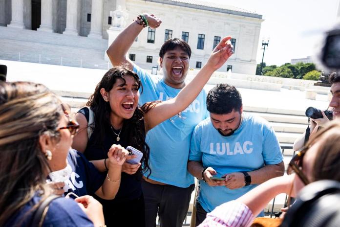 Supremo de EE.UU. considera ilegal la orden de Trump que limita ciudadanía por nacimiento Simpatizantes de partidarios de la ciudadanía por nacimiento celebran después de que la Corte Suprema de Estados Unidos rechazara la orden ejecutiva del presidente estadounidense Donald Trump que intentaba revertir ese derecho en Washington (EE.UU.). EFE/EPA/JIM LO SCALZO