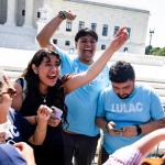 Simpatizantes de partidarios de la ciudadanía por nacimiento celebran después de que la Corte Suprema de Estados Unidos rechazara la orden ejecutiva del presidente estadounidense Donald Trump que intentaba revertir ese derecho en Washington (EE.UU.). EFE/EPA/JIM LO SCALZO