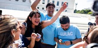 Simpatizantes de partidarios de la ciudadanía por nacimiento celebran después de que la Corte Suprema de Estados Unidos rechazara la orden ejecutiva del presidente estadounidense Donald Trump que intentaba revertir ese derecho en Washington (EE.UU.). EFE/EPA/JIM LO SCALZO