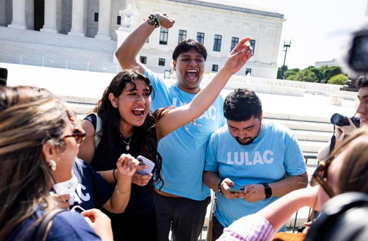 ¿Cómo impacta a los 3.3 millones de guatemaltecos el fallo del Supremo de EE. UU. sobre la ciudadanía por nacimiento? Simpatizantes de partidarios de la ciudadanía por nacimiento celebran después de que la Corte Suprema de Estados Unidos rechazara la orden ejecutiva del presidente estadounidense Donald Trump que intentaba revertir ese derecho en Washington (EE.UU.). EFE/EPA/JIM LO SCALZO