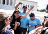 Simpatizantes de partidarios de la ciudadanía por nacimiento celebran después de que la Corte Suprema de Estados Unidos rechazara la orden ejecutiva del presidente estadounidense Donald Trump que intentaba revertir ese derecho en Washington (EE.UU.). EFE/EPA/JIM LO SCALZO