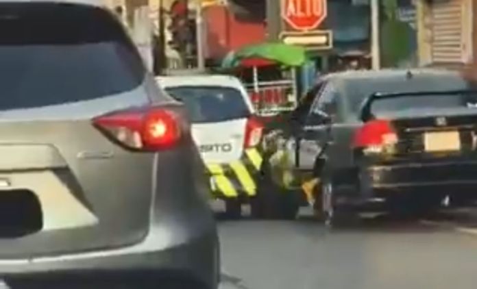 El conductor restó importancia al inmovilizador que agentes de la PMT le colocaron al auto, continuó su marcha y chocó una unidad de la entidad.