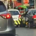 El conductor restó importancia al inmovilizador que agentes de la PMT le colocaron al auto, continuó su marcha y chocó una unidad de la entidad.