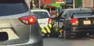 El conductor restó importancia al inmovilizador que agentes de la PMT le colocaron al auto, continuó su marcha y chocó una unidad de la entidad.
