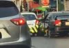 El conductor restó importancia al inmovilizador que agentes de la PMT le colocaron al auto, continuó su marcha y chocó una unidad de la entidad.