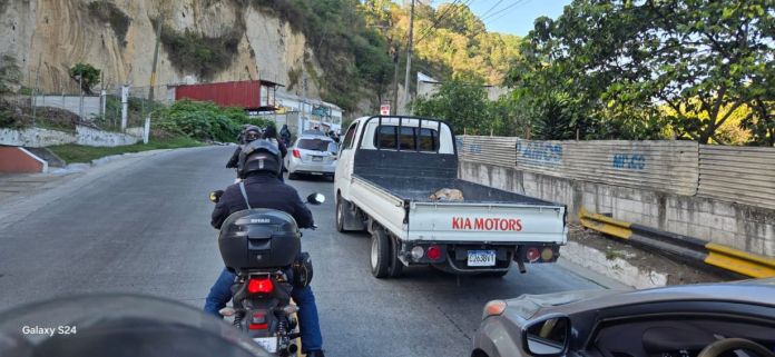 En las rutas de salida de la colonia El Milagro y Ciudad Quetzal se formaron largas filas de vehículos por trabajos en el paso a desnivel de la cuchilla. Foto La Hora: Gozo GT/FB