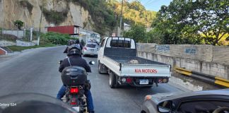 En las rutas de salida de la colonia El Milagro y Ciudad Quetzal se formaron largas filas de vehículos por trabajos en el paso a desnivel de la cuchilla. Foto La Hora: Gozo GT/FB