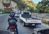 En las rutas de salida de la colonia El Milagro y Ciudad Quetzal se formaron largas filas de vehículos por trabajos en el paso a desnivel de la cuchilla. Foto La Hora: Gozo GT/FB