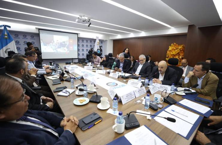 Tras caso Xochi, CNEE rompe el silencio y señala exigencia de pagos ilegales y bloqueo de inversión por algunos alcaldes Directores de la Comisión Nacional de Energía Eléctrica son citados a la comisión legislativa de Energía y Minas. Foto: Congreso de la República