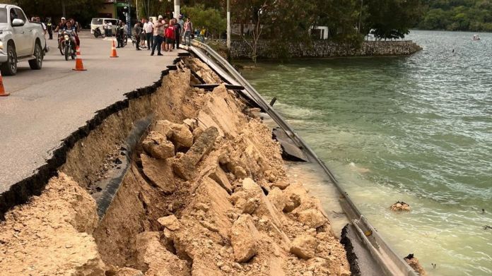 Mientras se buscan otras soluciones por las autoridades locales, el paso se ha restringido temporalmente y se comienza a registrar a los residentes para que puedan pasar en sus vehículos. Foto La Hora: Cocode - Isla de Flores, Petén