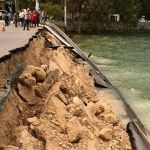 Mientras se buscan otras soluciones por las autoridades locales, el paso se ha restringido temporalmente y se comienza a registrar a los residentes para que puedan pasar en sus vehículos. Foto La Hora: Cocode - Isla de Flores, Petén