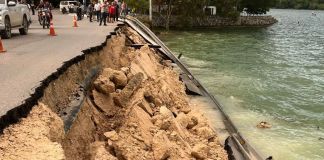 Mientras se buscan otras soluciones por las autoridades locales, el paso se ha restringido temporalmente y se comienza a registrar a los residentes para que puedan pasar en sus vehículos. Foto La Hora: Cocode - Isla de Flores, Petén