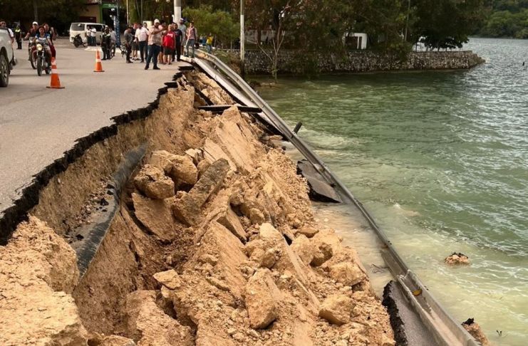 Mientras se buscan otras soluciones por las autoridades locales, el paso se ha restringido temporalmente y se comienza a registrar a los residentes para que puedan pasar en sus vehículos. Foto La Hora: Cocode - Isla de Flores, Petén