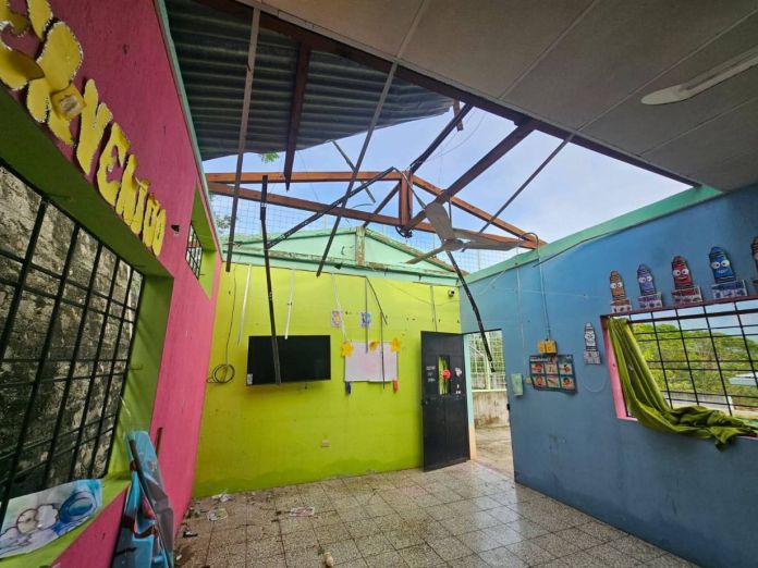 El techo de un centro educativo y de algunas casas resultaron con daños tras el paso de un fuerte viento en el barrio Las Flores, Gualán, Zacapa. Foto La Hora: Conred