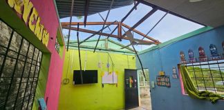 El techo de un centro educativo y de algunas casas resultaron con daños tras el paso de un fuerte viento en el barrio Las Flores, Gualán, Zacapa. Foto La Hora: Conred