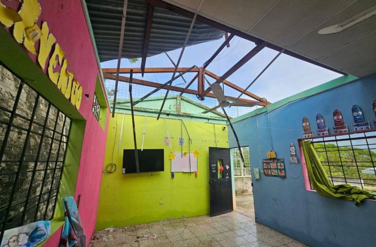 El techo de un centro educativo y de algunas casas resultaron con daños tras el paso de un fuerte viento en el barrio Las Flores, Gualán, Zacapa. Foto La Hora: Conred
