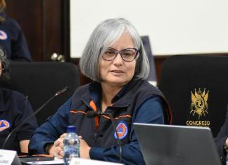 La titular de Conred, Claudinne Ogaldes, explica el sistema de alertas que se desea adquirir. Foto: La Hora / José Orozco