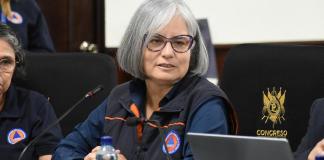 Conred discute licitación para sistema de alertas por amenazas climáticas La titular de Conred, Claudinne Ogaldes, explica el sistema de alertas que se desea adquirir. Foto: La Hora / José Orozco