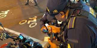 PNC consigna motocicletas con alteraciones e impone cinco multas en una noche En el marco del plan Semáforo Seguro, la PNC reportó la consignación de motocicletas y la imposición de más de 5 mil multas. Foto La Hora: PNC