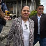 Consuelo Porras frente al edificio de Finanzas
