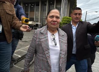 Consuelo Porras frente al edificio de Finanzas