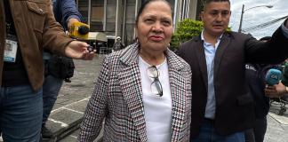Consuelo Porras reaparece en público para reactivar su jubilación en el Ministerio de Finanzas Consuelo Porras frente al edificio de Finanzas