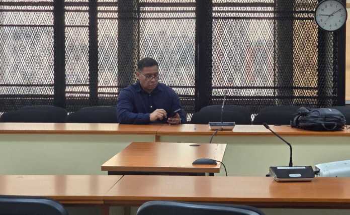 Defensa de Julio Antonio Chocoj, contador de Datasys S.A., solicitó al Juzgado Contra Lavado de Dinero el cierre del caso por la vía penal. Foto La Hora: Sergio Osegueda