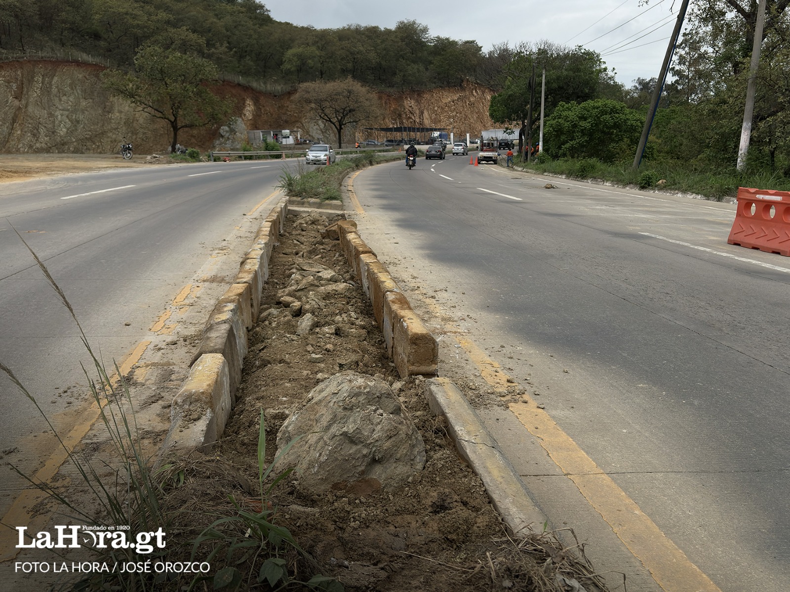 Entre las labores que desarrollaba personal de Covial cuando se hizo la visita al lugar figuraba el retiro de rocas que se habían desprendido de los taludes.