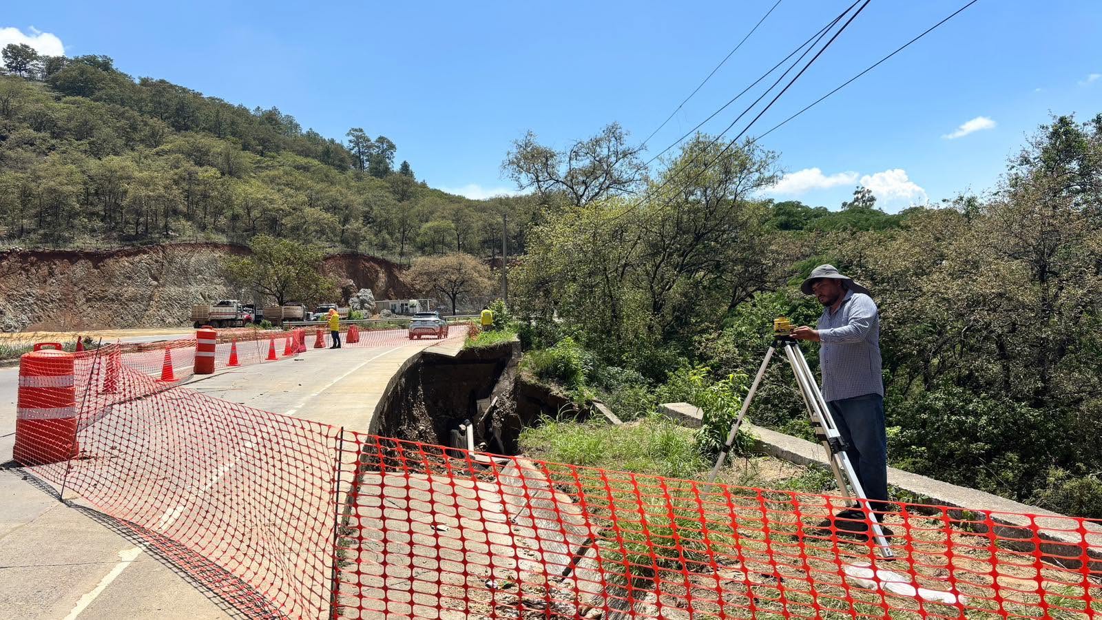 En horas de la tarde del martes 9 de junio, personal de Covial circuló con malla la sección de la carretera que presenta daños en el kilómetro 38 de la ruta al Atlántico. Foto: La Hora/Covial.