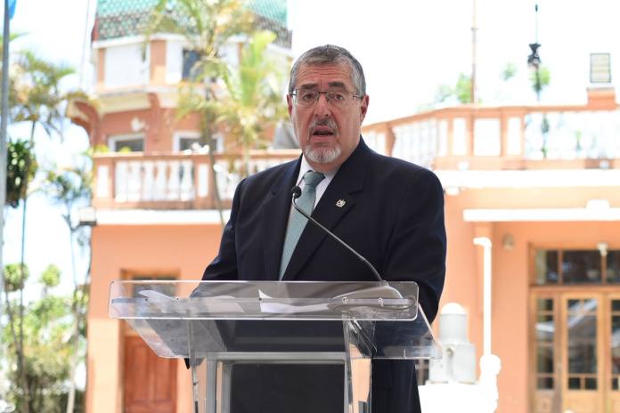 El presidente Bernardo Arévalo expresó que las recientes resoluciones de la CC contra la reelección de Walter Mazariesgos causa dudas de su legitimidad.