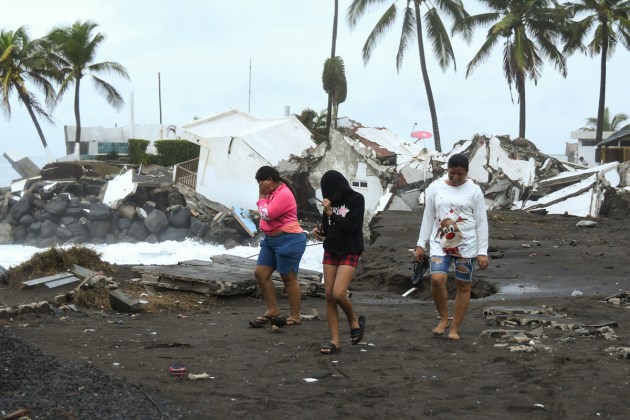 Una persona camina entre escombros de viviendas destruidas debido a la tormenta tropical Cristina este mi&eacute;rcoles, en el puerto de Iztapa. Foto La Hora: EFE