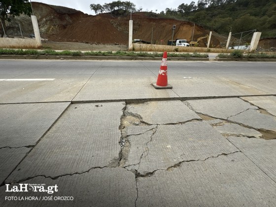 Rajaduras, hundimientos y desprendimiento de concreto son algunos de los da&ntilde;os que presenta el carril cercano al socav&oacute;n en el kil&oacute;metro 38 de la ruta al Atl&aacute;ntico. Foto: La Hora/Jos&eacute; Orozco.