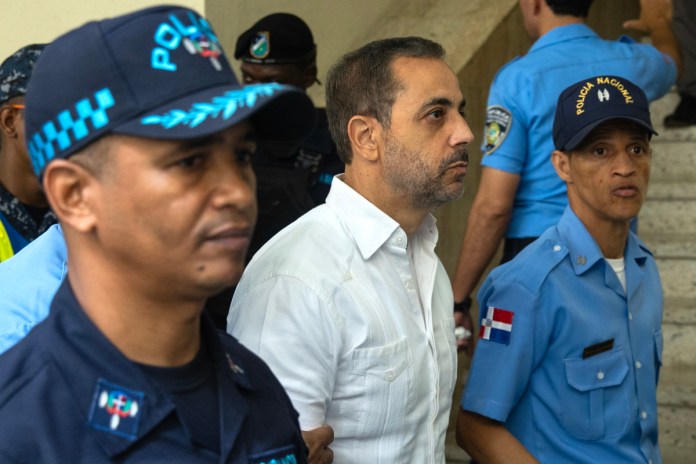 Antonio Espaillat (c), propietario de la discoteca Jet Set en la que murieron 236 personas en abril de 2025, fue captado este 15 de junio a su salida de una audiencia en el Palacio de Justicia, en Santo Domingo (República Dominicana). Foto La Hora: EFE