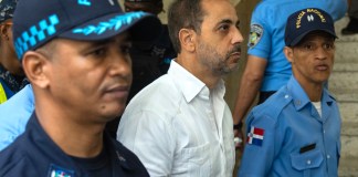Los dueños de la discoteca dominicana Jet Set serán juzgados por homicidio involuntario Antonio Espaillat (c), propietario de la discoteca Jet Set en la que murieron 236 personas en abril de 2025, fue captado este 15 de junio a su salida de una audiencia en el Palacio de Justicia, en Santo Domingo (República Dominicana). Foto La Hora: EFE