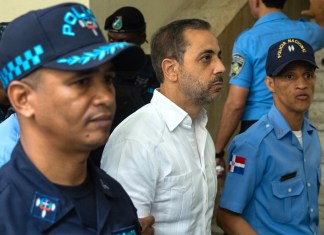 Antonio Espaillat (c), propietario de la discoteca Jet Set en la que murieron 236 personas en abril de 2025, fue captado este 15 de junio a su salida de una audiencia en el Palacio de Justicia, en Santo Domingo (República Dominicana). Foto La Hora: EFE